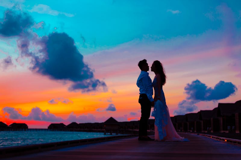 Couple souriant devant un photographe lors d'une séance de mariage en plein air