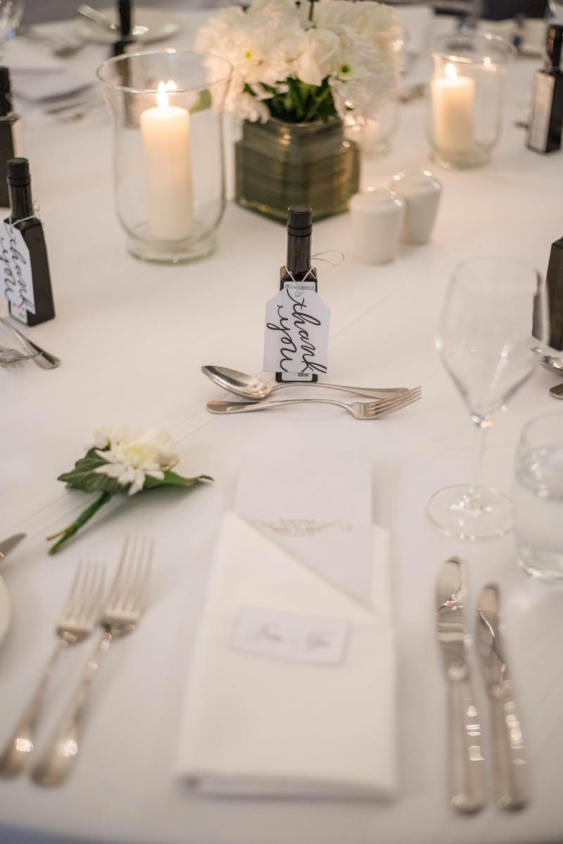 Table de réception de mariage décorée avec des bougies et des fleurs blanches