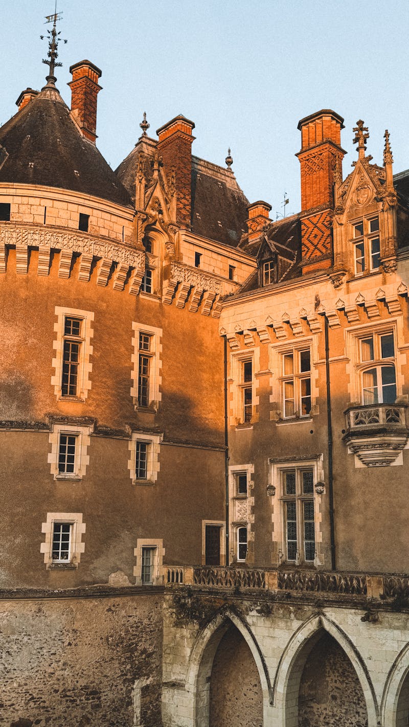 Couple de mariés devant un château de la Loire au coucher du soleil