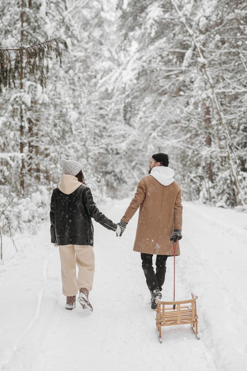 Détails décoratifs d'un mariage d'hiver avec bougies, pommes de pin et plaids en laine