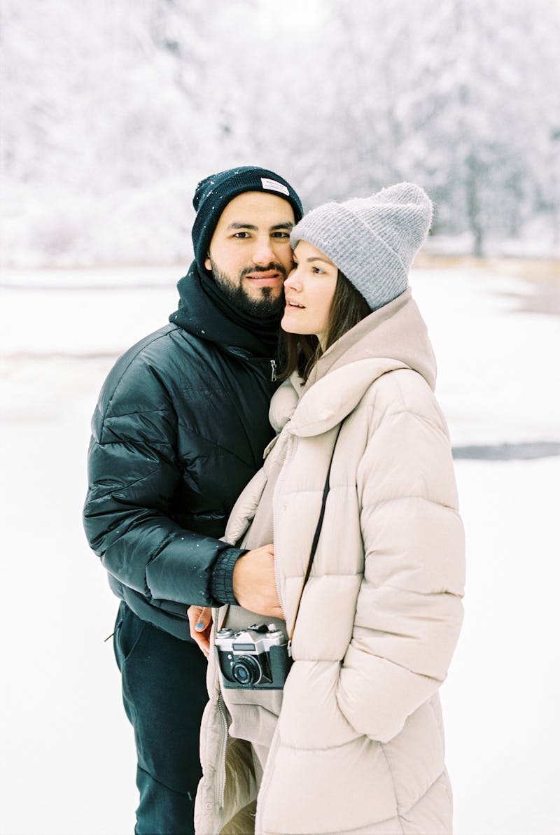 Couple de mariés éclairés par la lumière douce d'un après-midi d'hiver