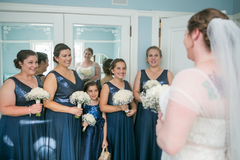 Détails des préparatifs de la mariée : boucles d'oreilles posées sur un voile
