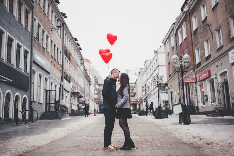 Séance engagement dans une ruelle pittoresque de vieux village français